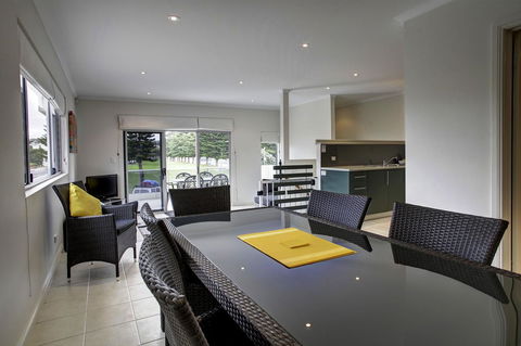 Tasman Beachside Apartment - Sydney 4u 5