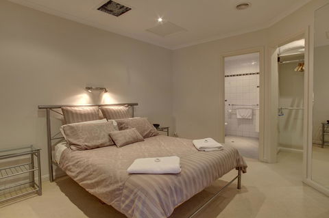 Tasman Beachside Apartment - Sydney 4u 6
