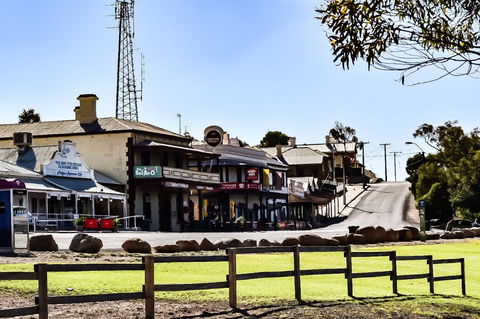 Commercial Hotel Morgan - Sydney 4u 1
