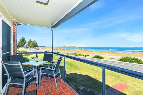 Franklin Beachfront Apartments - Accommodation Sydney 1