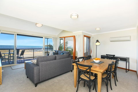 Franklin Beachfront Apartments - Accommodation Sydney 5
