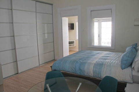 Smugglers Inn Studio Apartments - Sydney 4u 6