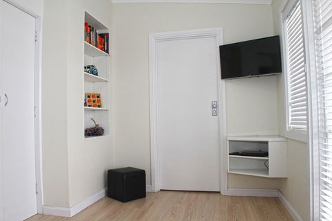 Smugglers Inn Studio Apartments - Sydney 4u 7