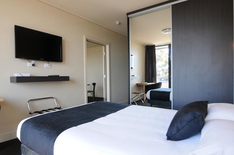 Mansfield Park Hotel - Sydney 4u 1