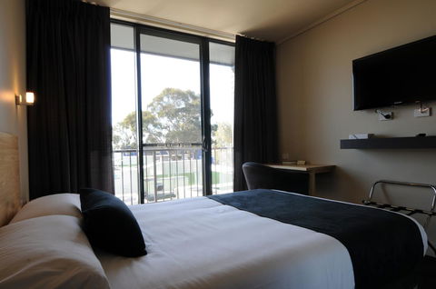 Mansfield Park Hotel - Sydney 4u 7
