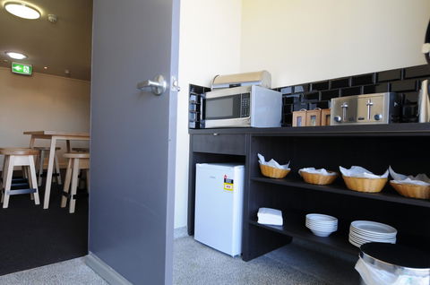 Mansfield Park Hotel - Sydney 4u 6