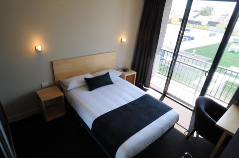 Mansfield Park Hotel - Sydney 4u 12