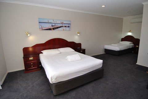 Hilton Beachfront Motel - Sydney 4u 41