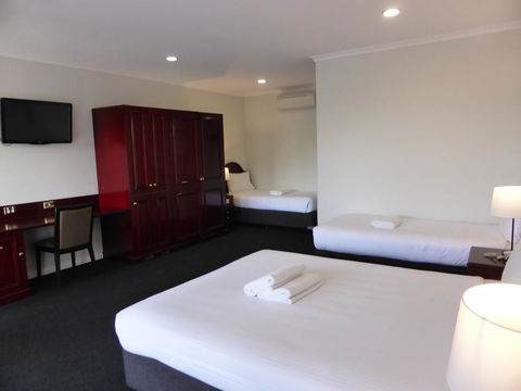 Hilton Beachfront Motel - Sydney 4u 35