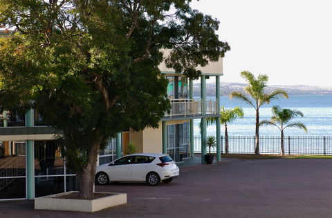 Hilton Beachfront Motel - Sydney 4u 42
