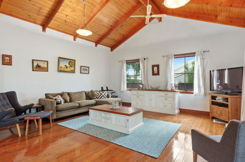 The Log Cabin - 47 Jetty Road - Sydney 4u 4