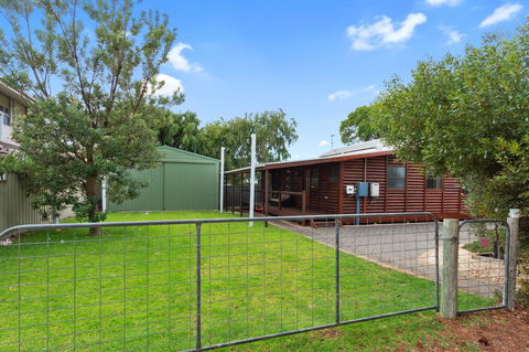 The Log Cabin - 47 Jetty Road - Sydney 4u 6