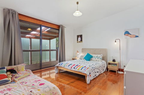 The Log Cabin - 47 Jetty Road - Sydney 4u 11