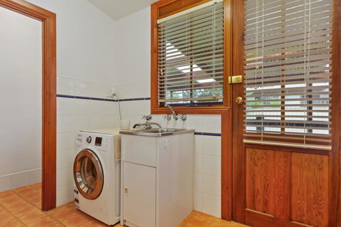 The Log Cabin - 47 Jetty Road - Sydney 4u 7