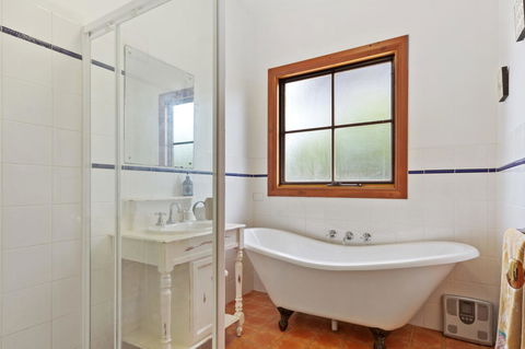 The Log Cabin - 47 Jetty Road - Sydney 4u 3