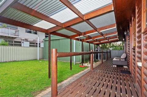 The Log Cabin - 47 Jetty Road - Sydney 4u 9