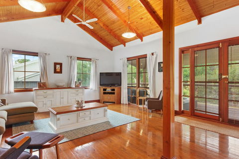 The Log Cabin - 47 Jetty Road - Sydney 4u 1