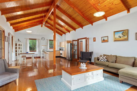 The Log Cabin - 47 Jetty Road - Sydney 4u 8