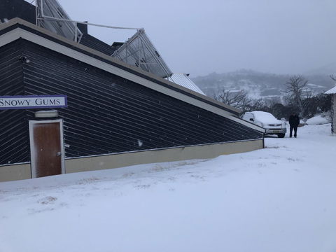Snowy Gums Chalet - Sydney 4u 1