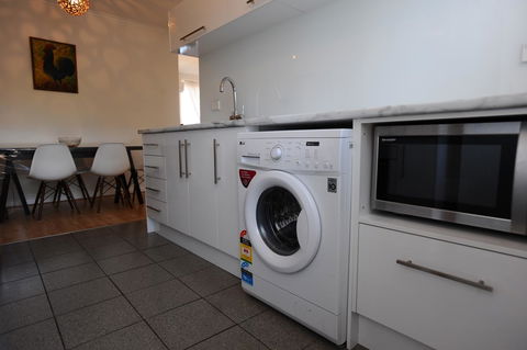 Glenelg Holiday Apartments-The Broadway - Sydney 4u 4