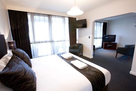 The Commodore - Sydney 4u 33