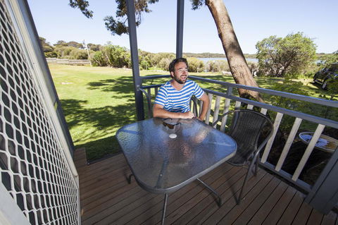 Lakeside Tourist Park - Sydney 4u 0