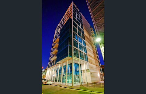 Stylish And Comfortable, Views Over Gouger St! - Sydney 4u 21