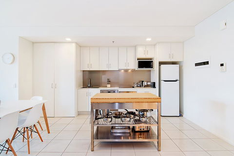 Stylish And Comfortable, Views Over Gouger St! - Sydney 4u 8