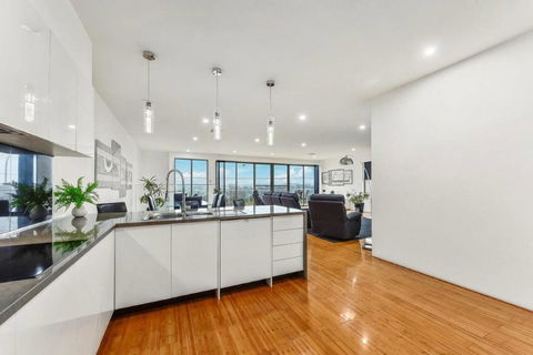 BENGALEE EXECUTIVE TOWNHOUSE- MODERN & STYLISH - Sydney 4u 7