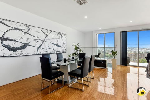 BENGALEE EXECUTIVE TOWNHOUSE- MODERN & STYLISH - Sydney 4u 13