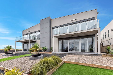 BENGALEE EXECUTIVE TOWNHOUSE- MODERN & STYLISH - Sydney 4u 1