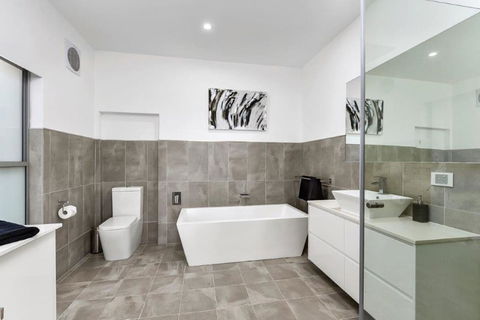 BENGALEE EXECUTIVE TOWNHOUSE- MODERN & STYLISH - Sydney 4u 8