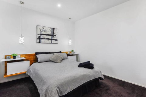 BENGALEE EXECUTIVE TOWNHOUSE- MODERN & STYLISH - Sydney 4u 9
