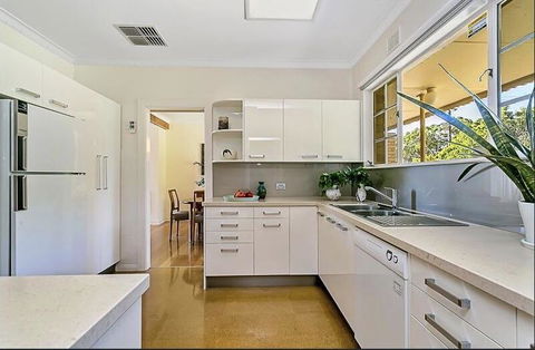 Stunning House With Beautiful Entertainment Area!! - Sydney 4u 10