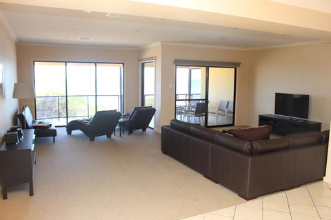 The Lighthouse - Beachfront Accommodation - Sydney 4u 2