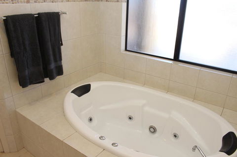 The Lighthouse - Beachfront Accommodation - Sydney 4u 4