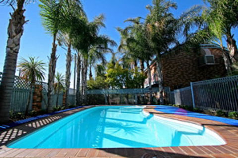Cattlemans Country Motor Inn & Serviced Apartments - Sydney 4u 0
