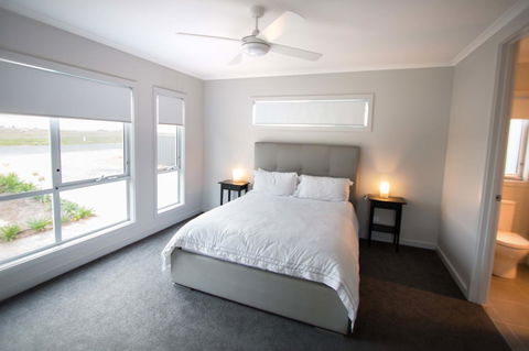 Wellington Lake Retreat - Sydney 4u 10