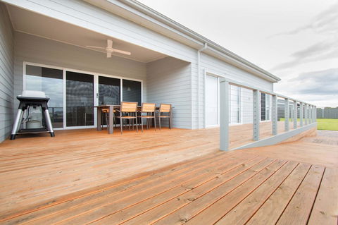 Wellington Lake Retreat - Sydney 4u 8