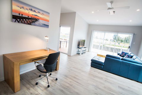Wellington Lake Retreat - Sydney 4u 7