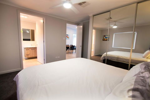 Wellington Lake Retreat - Sydney 4u 12