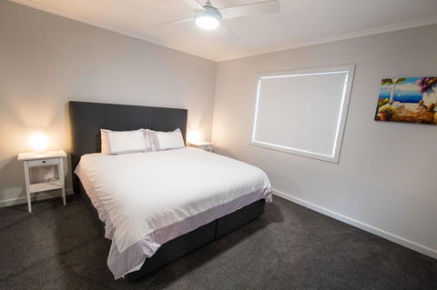 Wellington Lake Retreat - Sydney 4u 11
