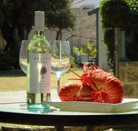 Lazy Lobster Holiday Units  Chalets - Sydney 4u