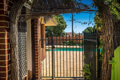 Yanchep Beach Retreat - Sydney 4u 35