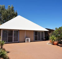 Osprey Holiday Village Unit 110 - Wake up to the birds in your 4 poster bed with a view - Sydney 4u