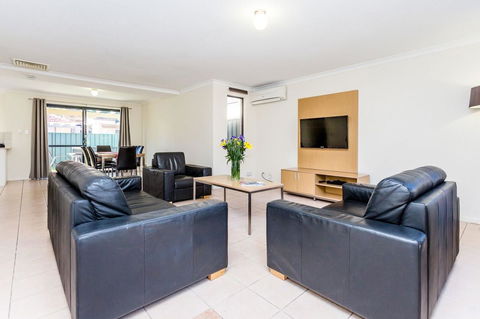 Country Comfort Perth - Sydney 4u 24