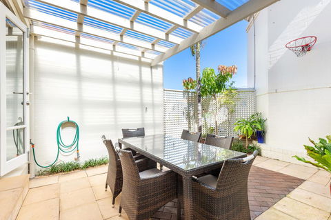 Kensington Self-Contained Modern House (89BROM) - Sydney 4u 9