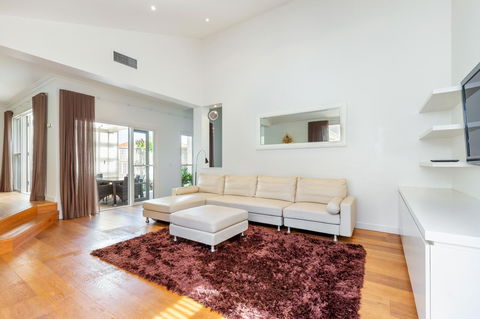 Kensington Self-Contained Modern House (89BROM) - Sydney 4u 16