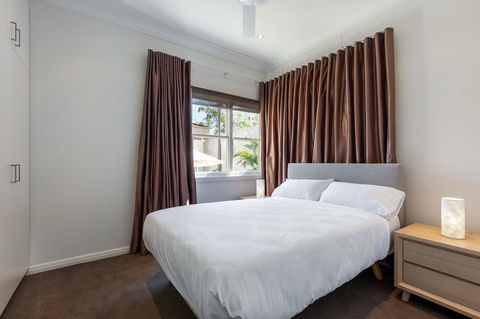 Kensington Self-Contained Modern House (89BROM) - Sydney 4u 20