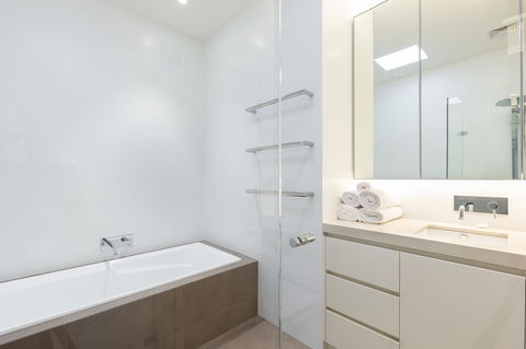 Kensington Self-Contained Modern House (89BROM) - Sydney 4u 7